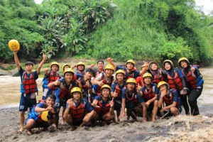 foto bersama di rafting sungai elo